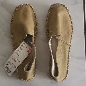 Uniqlo canvas shoes, free.